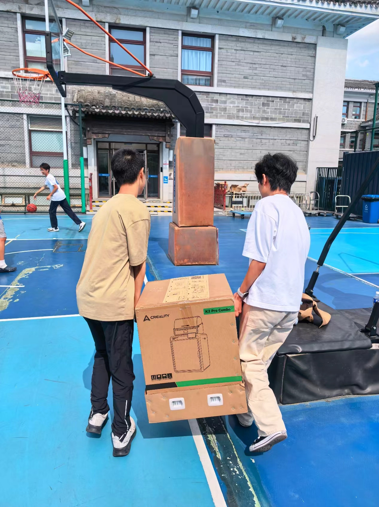 成员在校园里搬运 K2 Pro 设备