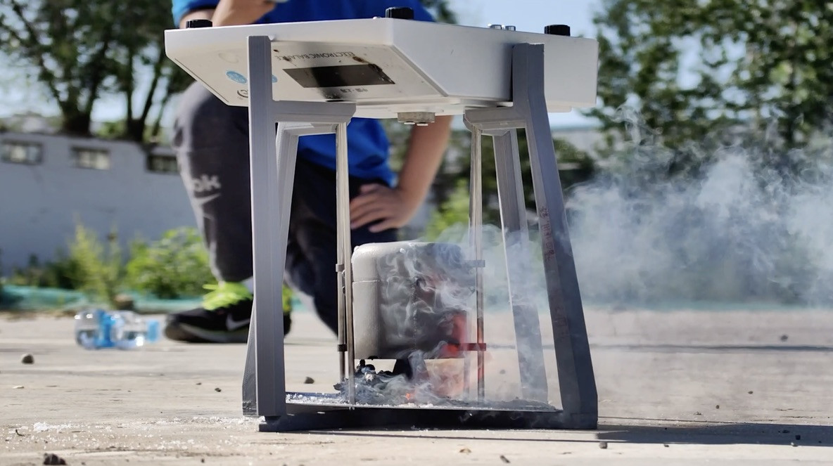 第二次测试中的装置红热 / Heated apparatus during the second test