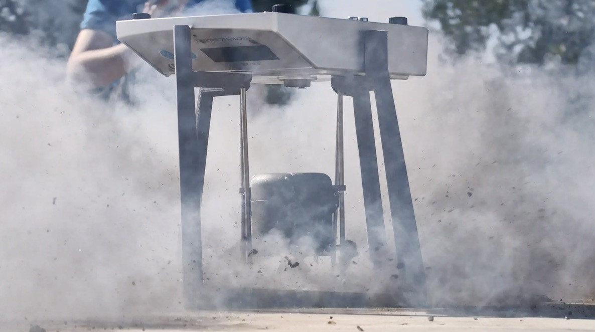 第二次测试的烟雾与装置 / Smoke and apparatus during the second test
