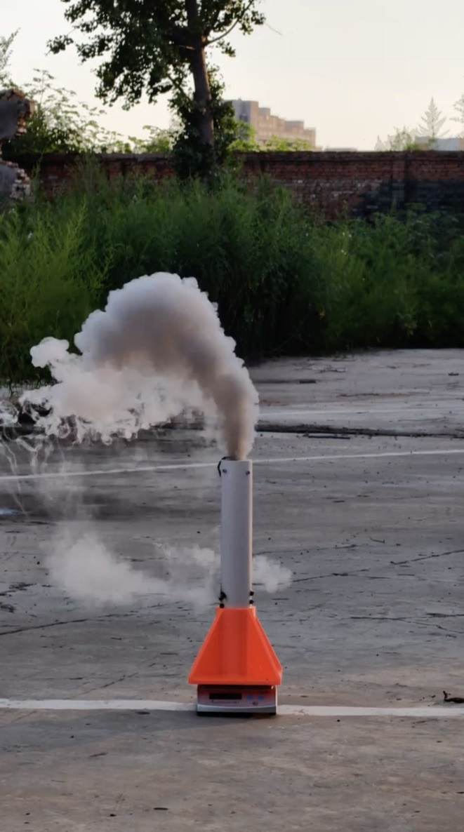 第四次测试中的竖直装置与白色烟羽 / Vertical apparatus and white plume during the fourth test