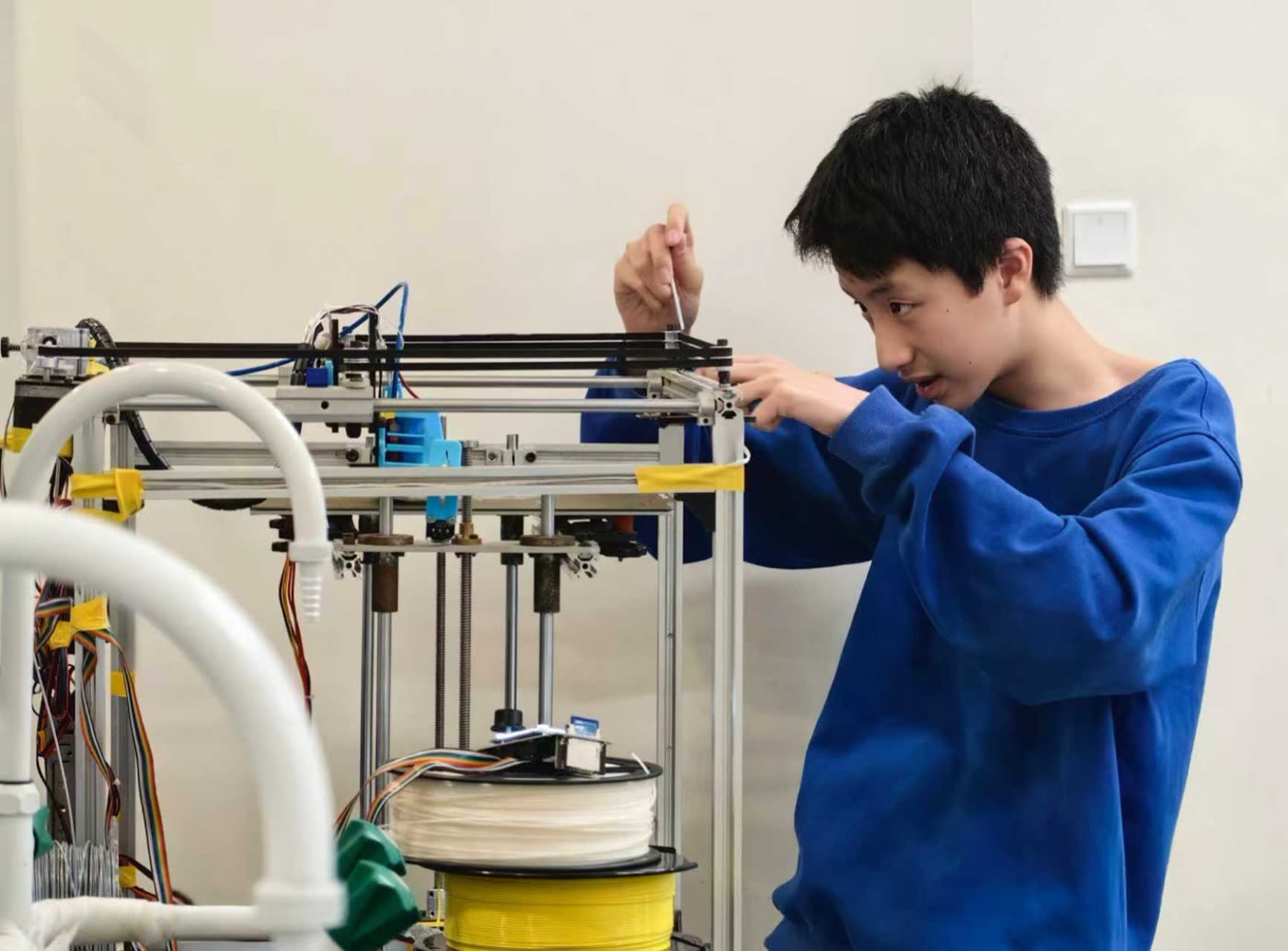 社员在开放式 3D 打印机旁进行调试