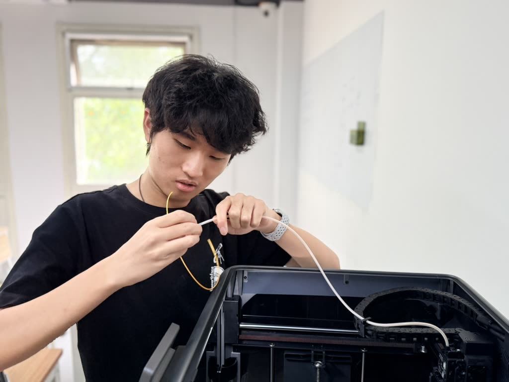 社员检查 3D 打印机线材与部件